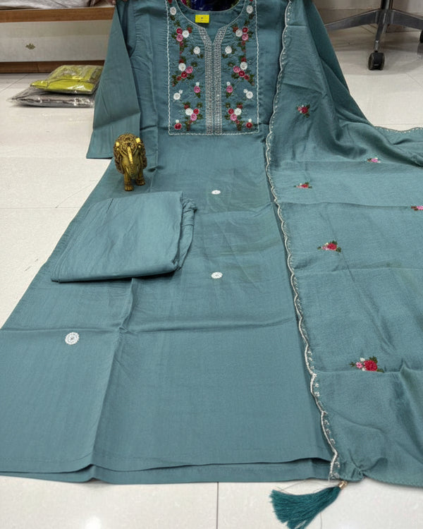 Naarira  Tasim Maslin Festive Kurtis - alternate view
