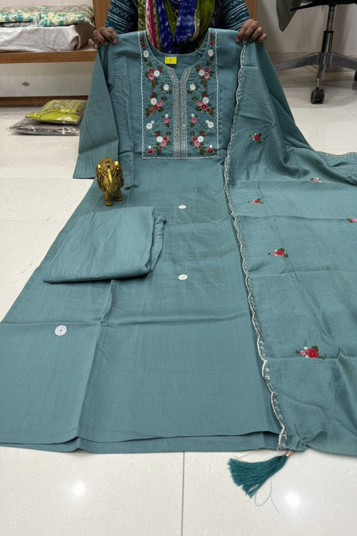 Naarira  Tasim Maslin Festive Kurtis