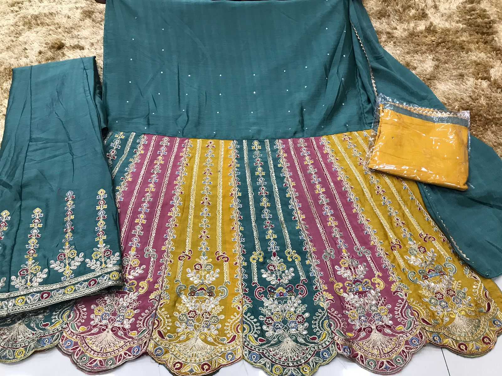 Naarira Ebaa 1608 Chinon Embroidery Suit