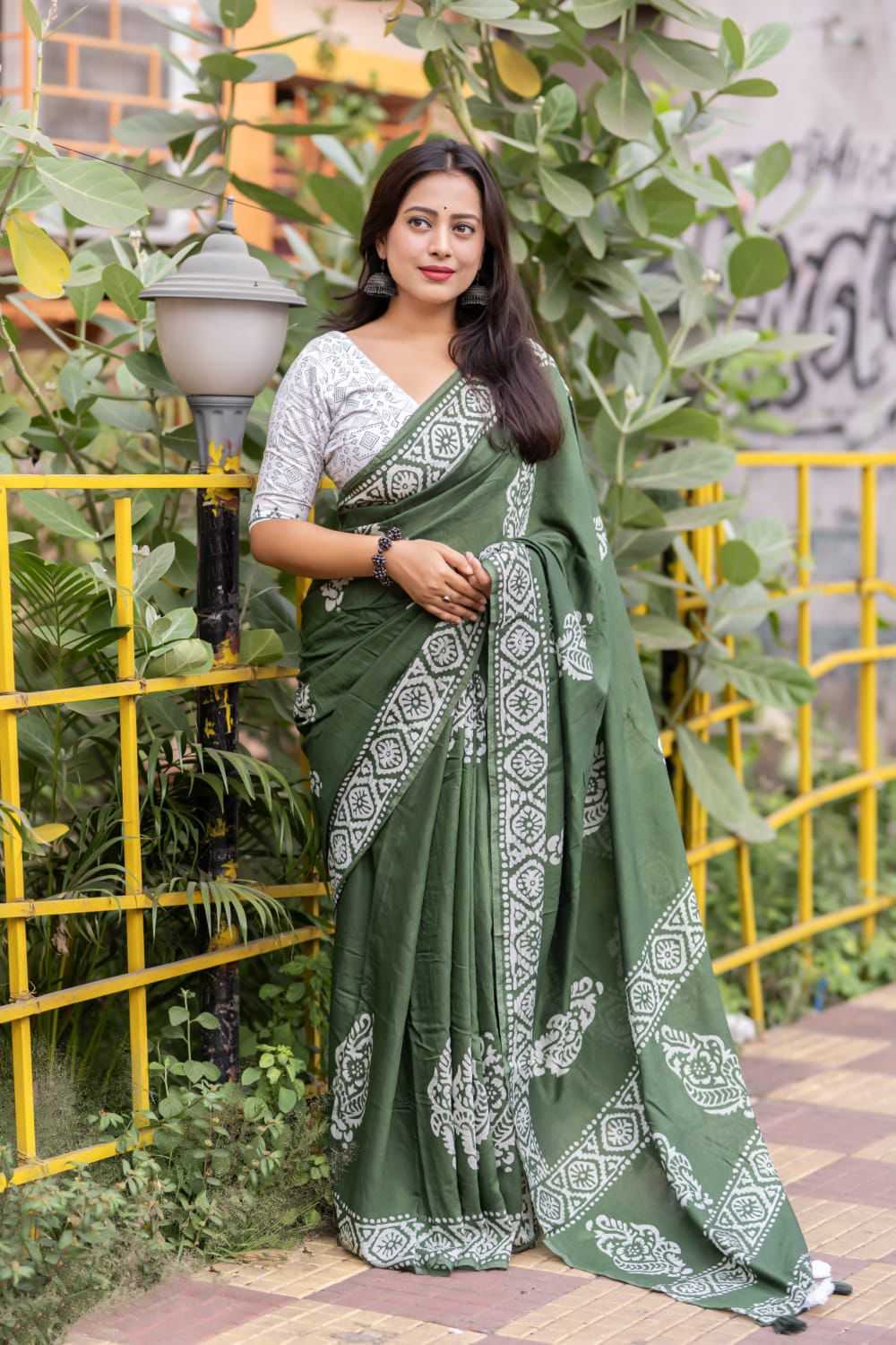 Naarira Linen Fancy Saree for Women