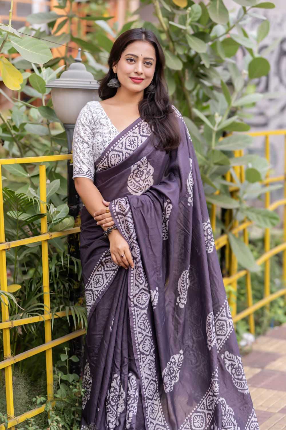 Naarira Linen Fancy Saree for Women