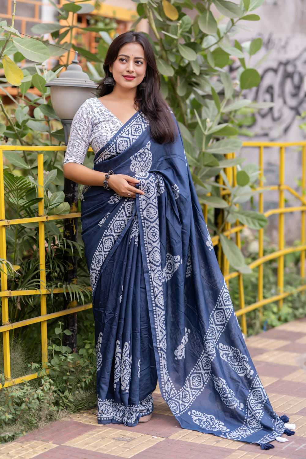 Naarira Linen Fancy Saree for Women
